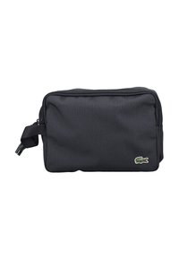 Borsa da toiletry nera in tessuto con chiusura a zip, forma rettangolare piatta e un piccolo logo di coccodrillo verde sulla parte frontale.