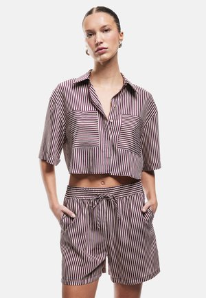 Kurzärmliges, cropped Hemd und passende Shorts in bordeauxrot mit weißen vertikalen Streifen. Verfügt über Taschen und einen elastischen Bund mit Kordelzug.