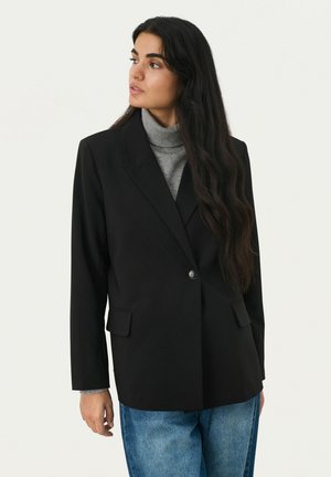 Černý blazer s klopami, zapínání na jeden knoflík, dvě přední kapsy a strukturovaný design. Nosit přes šedý rolák.