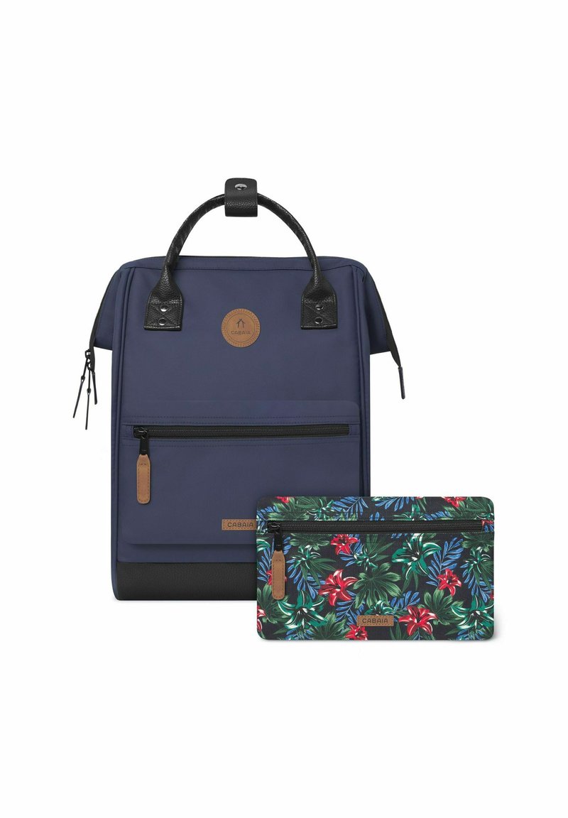 Zaino navy con dettagli in pelle nera, tasca frontale con zip e una pochette coordinata con motivo floreale che presenta foglie rosse e verdi.