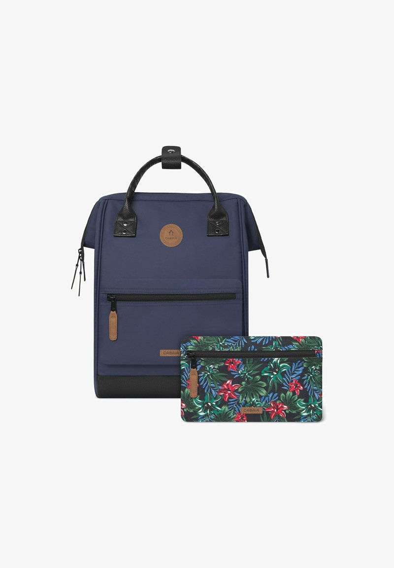 Zaino navy con dettagli in pelle nera, tasca frontale con zip e una pochette coordinata con motivo floreale che presenta foglie rosse e verdi.
