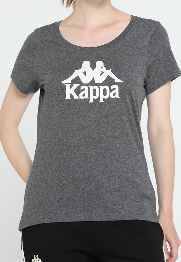 Harmaa lyhythihainen t-paita, joka on valmistettu pehmeästä kankaasta. T-paidassa on valkoinen Kappa-logo, jossa on kaksi istuvaa hahmoa. Pyöreä kaula-aukko, rento malli.