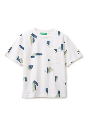 Weißes Kurzarmhemd mit grünen und blauen abstrakten geometrischen Prints, Brusttasche und mit Knöpfen versehenen Ärmelriegeln.