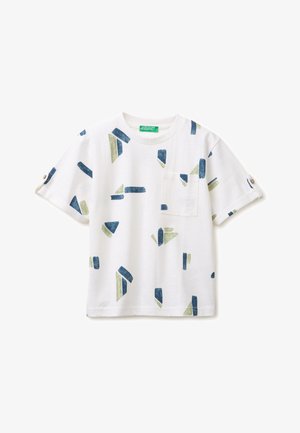 Camicia bianca a maniche corte con stampe geometriche astratte in verde e blu, tasca frontale e patte di manica con bottoni.