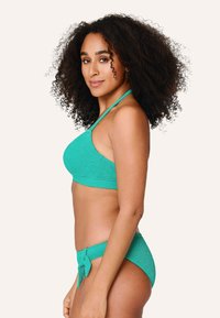 Tyrkysový bikiny set s textúrovaným halterneck topom a spodným dielom na viazanie s hladkým povrchom a nastaviteľnými ramienkami.