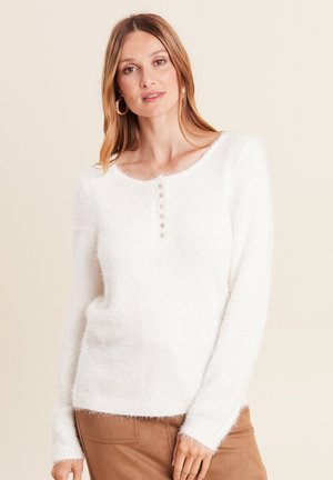 Weißer, flauschiger Pullover mit langen Ärmeln, Rundhalsausschnitt und fünf Knöpfen auf der Vorderseite. Strukturiertes Material mit gerippten Bündchen und Saum.