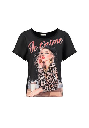 Czarny T-shirt z ilustracją kobiety w swetrze i kapeluszu w panterkę, siedzącej przy stole z filiżanką kawy i tekstem "Je t'aime" nad nią.
