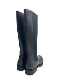 Stivali neri al ginocchio realizzati in pelle liscia con pannelli elastici sui lati, punta rotonda e suola in gomma spessa per una maggiore stabilità.