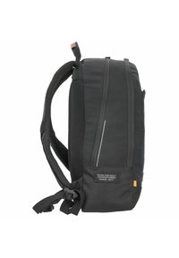 Sort rygsæk med polstrede skulderstropper, mesh-detaljer, flere lynlåslommer og et stofmærke med hvid tekst. Enkel, rektangulær design.