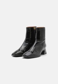 ÁNGEL ALARCÓN Bottines - black