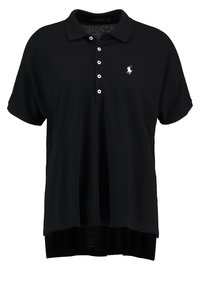 Schwarzes Polohemd aus weichem Stoff, mit klassischem Kragen, einer Drei-Knopf-Leiste und einem kleinen weißen Logo auf der linken Brust.