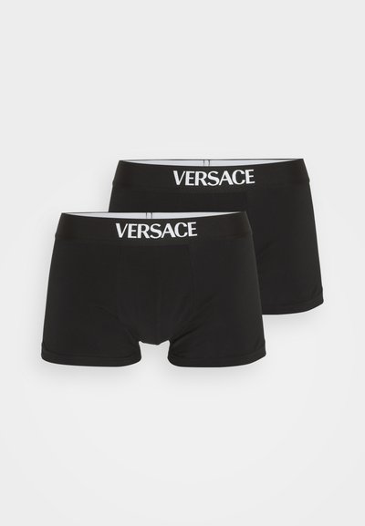 Svart bomullsboksershorts med en hvit "VERSACE" logo på linningen. Jevn tekstur og tettsittende design, solgt i en pakke med to.