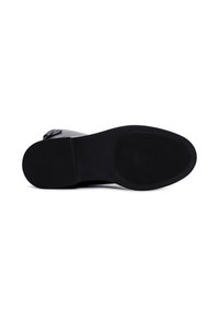 Sole in gomma nera con grip testurizzato, caratterizzata da una parte superiore liscia e da un design minimalista. Nessuna marcatura o decorazione visibile.