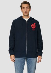 Felpa con zip di colore blu navy con un graphic di una mela rossa e testo. Presenta un cappuccio con coulisse e due tasche frontali. Materiale in cotone morbido.