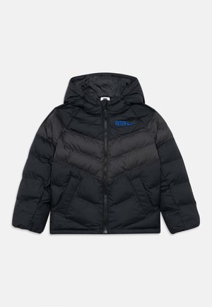 Casaco puffer preto com capuz, apresentando um design quilted em zig-zag, logótipos azuis da "INTER" e da Nike no peito, e um fecho de correr frontal.