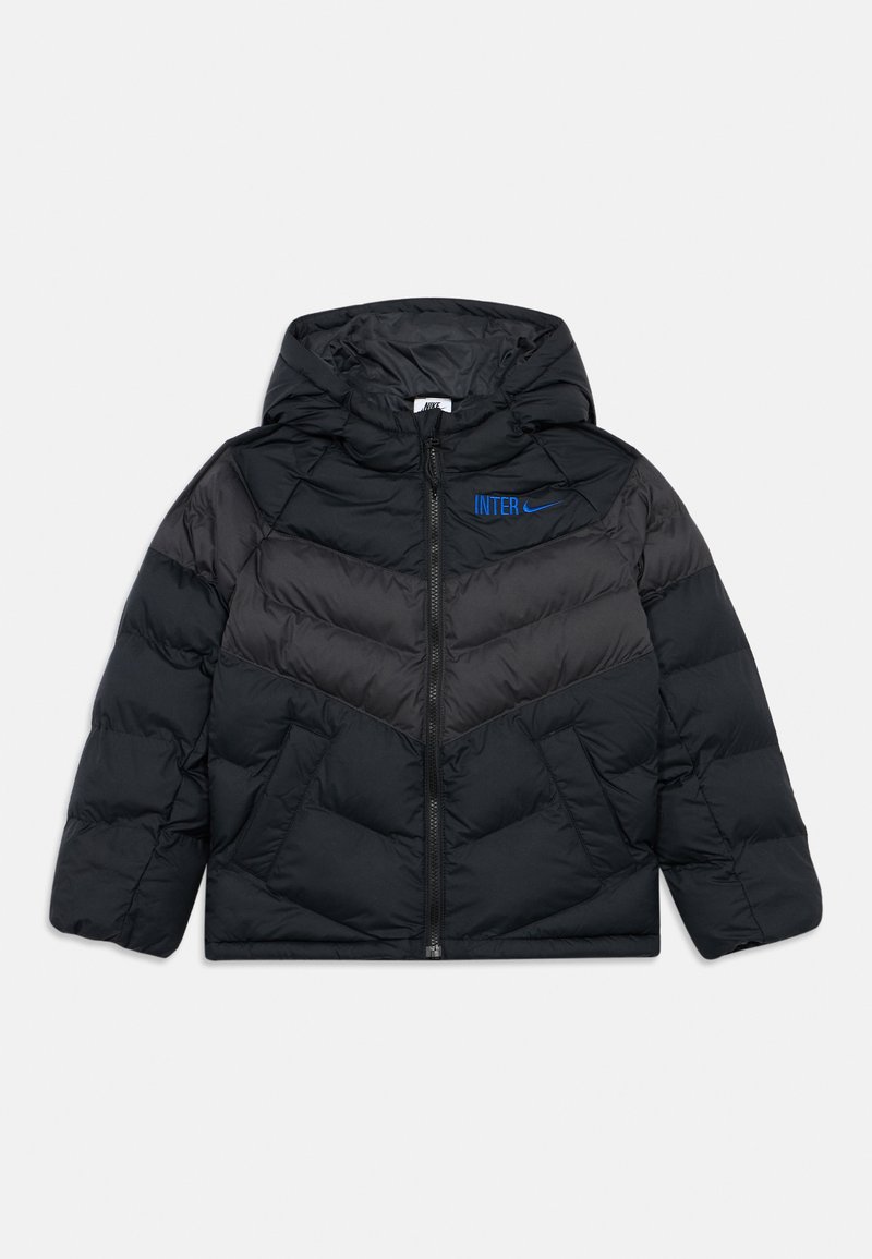 Casaco puffer preto com capuz, apresentando um design quilted em zig-zag, logótipos azuis da "INTER" e da Nike no peito, e um fecho de correr frontal.