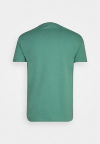 En enkel grön t-shirt med kort ärm, sedd bakifrån, med rund halsringning och utan synliga logotyper eller mönster.