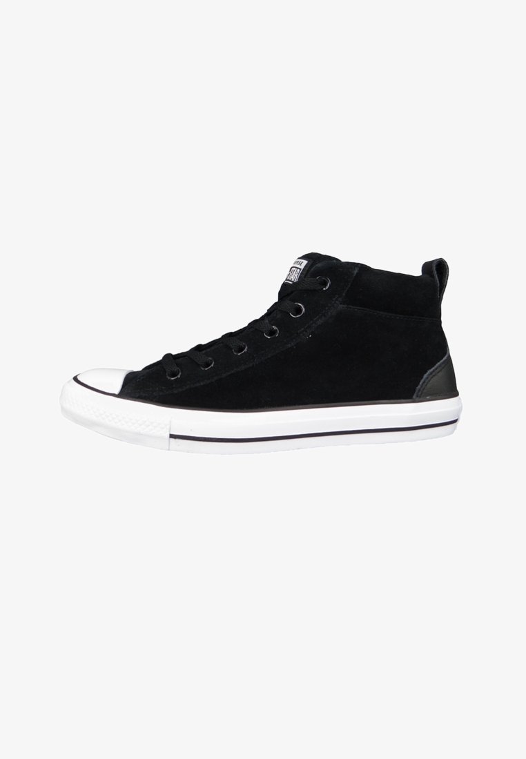 Černé vysoké tenisky vyrobené z nubuku s gumovou špičkou, bílou mezičlánkem a černými akcenty. Obsahují šest dírek na šněrování.