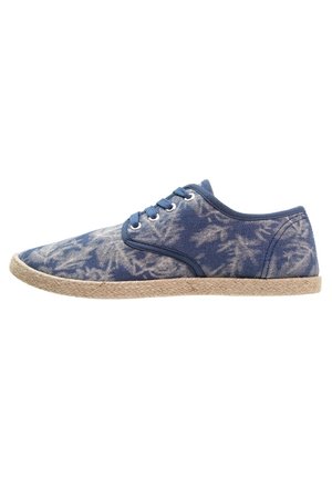 Codzienne niskie sneakersy z niebieskiego materiału z białym wzorem liści oraz beżową teksturowaną podeszwą, z niebieskimi sznurówkami i metalowymi oczkami.