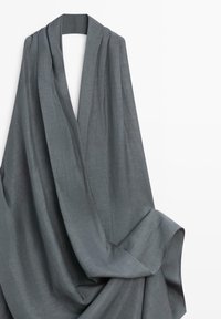 Gilet long gris sans manches avec larges revers, en tissu léger, présenté sur fond blanc.