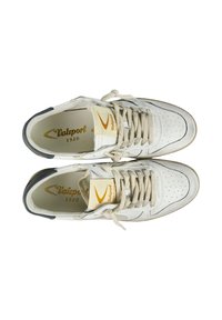 Sneaker bianchi con dettagli perforati, lacci beige e accenti grigi. Presenta un logo sulla linguetta e una suola texture.