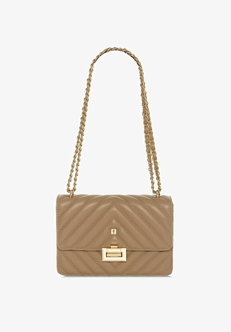 Torebka skórzana w kolorze tan, z chevronowym pikowaniem, złotymi elementami oraz łańcuszkowym paskiem. Posiada zapięcie na klapkę z prostokątnym zapięciem.