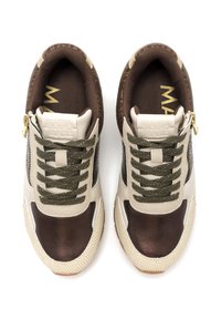 Zapatillas que combinan cuero marrón, parte superior de color crema y cordones verdes. La zona de malla texturizada y la cremallera dorada añaden detalles. Suela de goma plana.