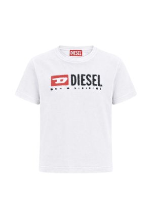 T-shirt bianca a maniche corte con logo Diesel rosso e nero stampato sul davanti e etichetta Diesel rossa sul collo.