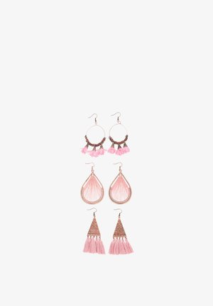 Drei Paar pinke und kupferne Ohrringe: Blumenohrringe, Tropfenrahmen mit Fadendetails und dreieckige Quasten.