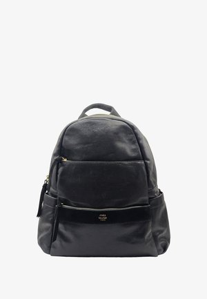 Sac à dos en cuir noir avec une forme arrondie, poches avant zippées et accent logo doré. Surface texturée et bretelles ajustables.