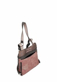 Bolso de mano de cuero rosa y marrón con correa ajustable, cuenta con un bolsillo frontal con cremallera, superficie texturizada y diseño manuscrito en la parte superior.