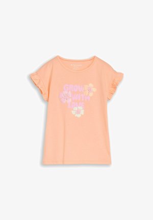 Chemise à manches courtes couleur pêche avec des manches à volants et une impression disant « Grandir avec amour » entourée de trois fleurs aux couleurs pastel.