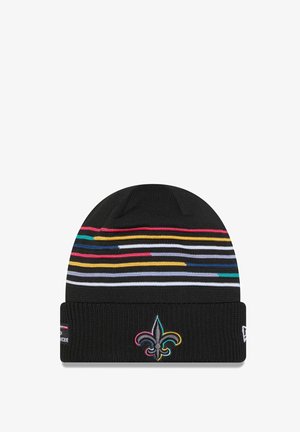 Schwarze gestrickte Mütze mit bunten horizontalen Streifen an der Oberseite und einem einfarbigen schwarzen Rippbündchen. Verziert mit einem mehrfarbigen gestickten Lilien-Logo.