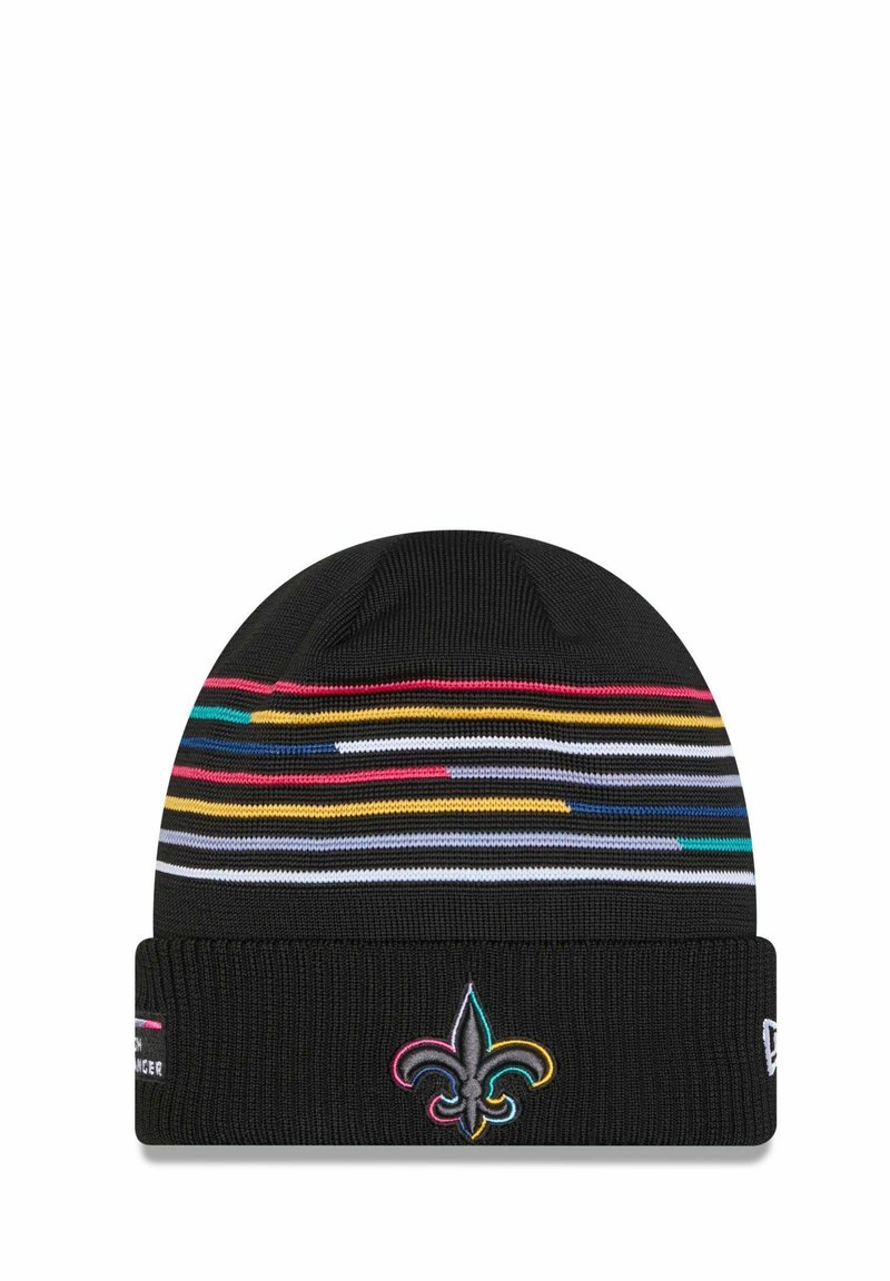 Schwarze gestrickte Mütze mit bunten horizontalen Streifen an der Oberseite und einem einfarbigen schwarzen Rippbündchen. Verziert mit einem mehrfarbigen gestickten Lilien-Logo.