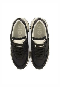 Zapatillas negras con parte superior de tela texturizada, suelas blancas y cordones negros. Cuenta con un cuello acolchado y un logo en la plantilla.