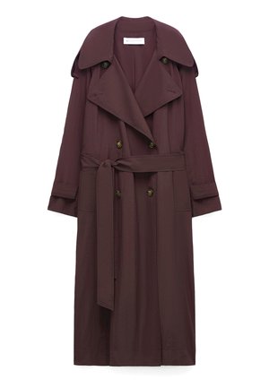 Dubbelgebreid, lange bruine trenchcoat met brede revers, knoopdetails, voorzakken en een bijpassende ceintuur die in de taille is gestrikt.