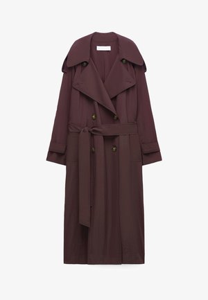 Dubbelgebreid, lange bruine trenchcoat met brede revers, knoopdetails, voorzakken en een bijpassende ceintuur die in de taille is gestrikt.