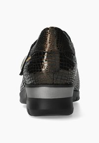 Zapatilla de patrón negro y bronce con un acabado suave y brillante, que presenta un acento plateado en el talón y una suela negra resistente.