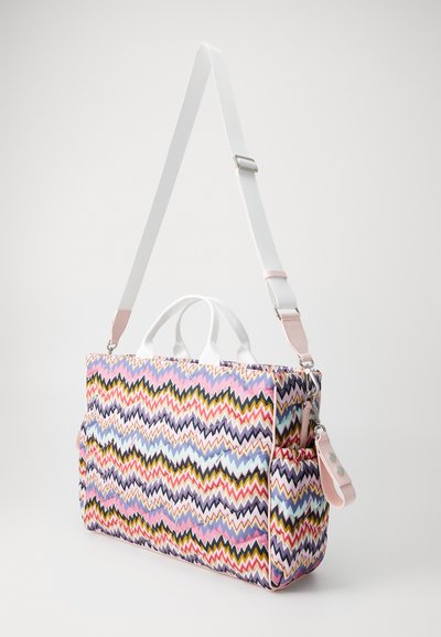 Geantă rectangulară cu model zigzag colorat, cu mânere albe și curea de umăr albă ajustabilă, pe un fundal simplu.