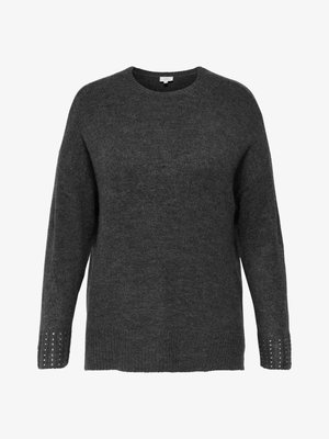 Tumši pelēks adīts džemperis ar apaļu kaklu, brīvu piegriezumu un strukturētām piedurknēm ar mazām dekoratīvām kniedēm pie manšetēm.