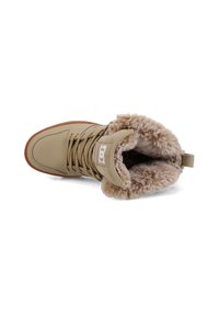 Hochschaftstiefel in Tan mit Kunstfellfutter, Schnürung vorne und Gummisohle. Verfügt über ein Logo an der Seite und einen gepolsterten Kragen für zusätzlichen Komfort.
