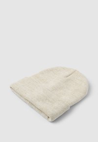 Berretto lavorato a maglia beige chiaro con una texture morbida, leggermente ripiegato sul bordo e senza cuciture nella parte superiore. Il materiale appare caldo e accogliente.