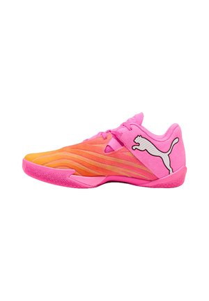 Zapato de fútbol sala Puma de color rosa brillante y naranja con cordones y un logo blanco de Puma en el lateral, mostrado desde el lado exterior.