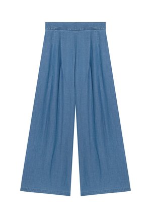 Pantalones de pierna ancha y talle alto de chambray con pliegues, en tela de mezclilla azul claro, exhibidos planos sobre un fondo blanco.