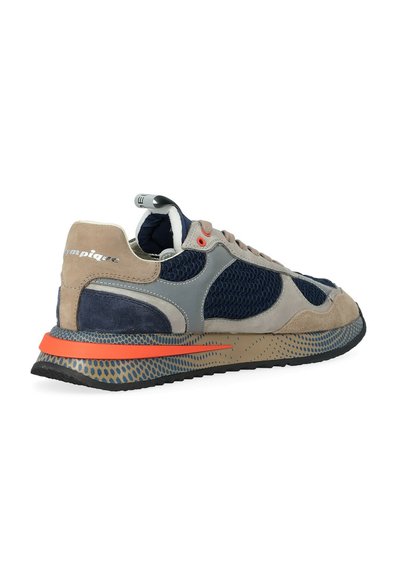 Sneaker da uomo in suede beige, con pannelli in rete blu navy, dettagli grigi e una striscia arancione sulla suola a fantasia, vista laterale posteriore.