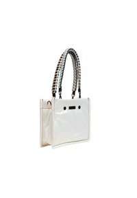 Witte, glanzende draagtas met gevlochten, multikleurige handvatten. Heeft twee zwarte accenten aan de voorkant en een rechthoekige vorm.
