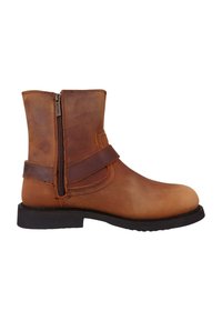 Bota de cuero marrón con puntera redondeada, cremallera lateral y una correa ancha en la parte superior. Presenta un bajo tacón de goma negra y una textura suave.