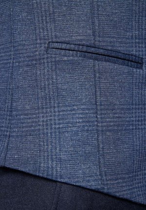 Granatowa tkanina w kratę o subtelnej fakturze; ma jedną kieszeń na piersi oraz wyraźnie zarysowane klapy dla eleganckiego wyglądu.