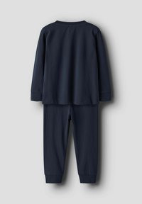Mörkblå pyjamasset med långärmad tröja med rund halsringning och matchande byxor. Slät bomullstyg med elastiska mudd vid anklarna.