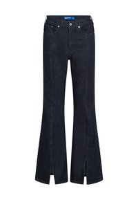 Jeans de ganga azul escuro com a parte inferior em boca de sino e fendas frontais na bainha, design de cinco bolsos e cós com logotipo. Textura suave e forma estruturada.